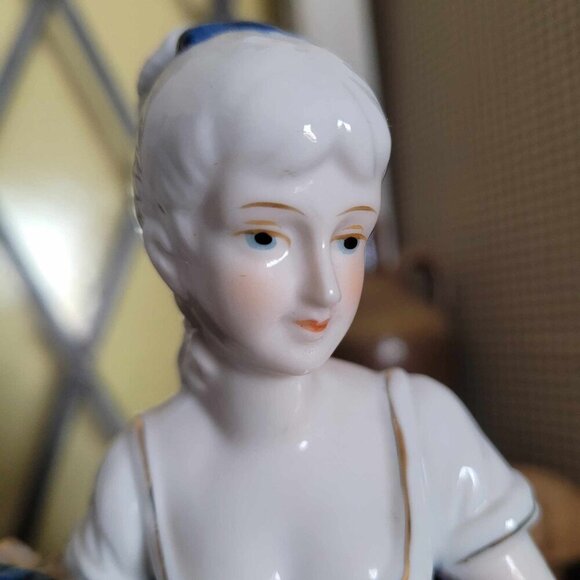 Vintage Porcelain Figurine - Delft Blue Style - Romantic Victorian Young Woman - Picture 11 of 16